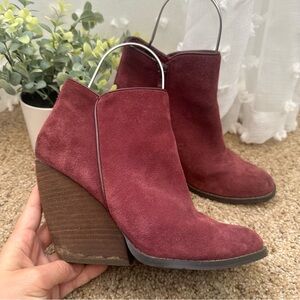 Anthropologie Very Volatile Women’s Whitby Suede Booties Burgundy